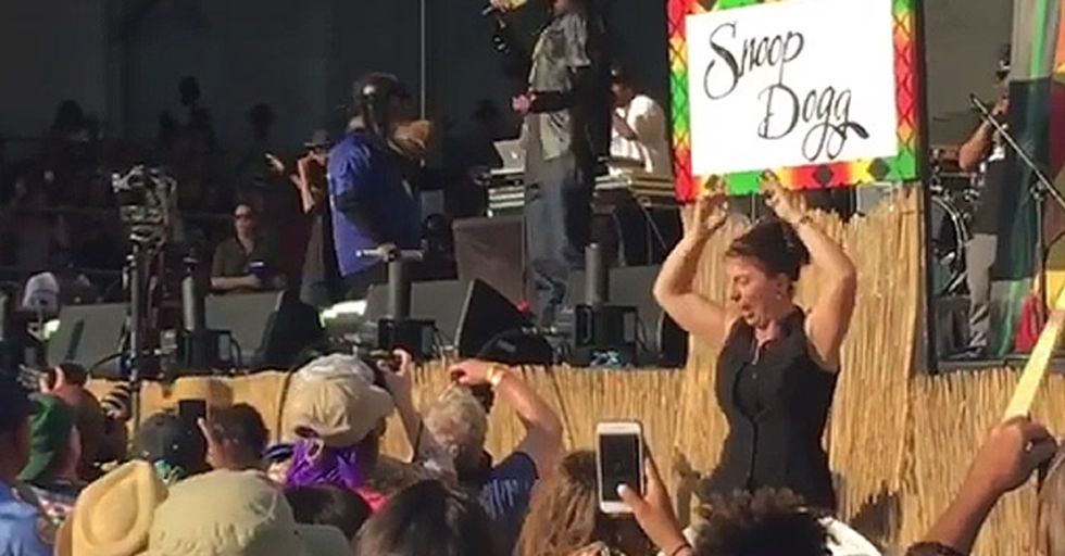 A Very Funky Sign Language Interpreter Stole The Show During A Snoop Dogg Concert