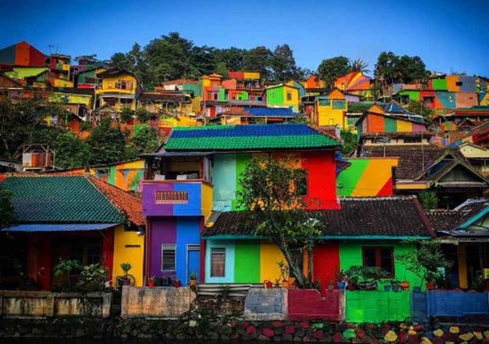 Tourists Flock To The Rainbow-Colored Streets Of An Indonesian Village ...