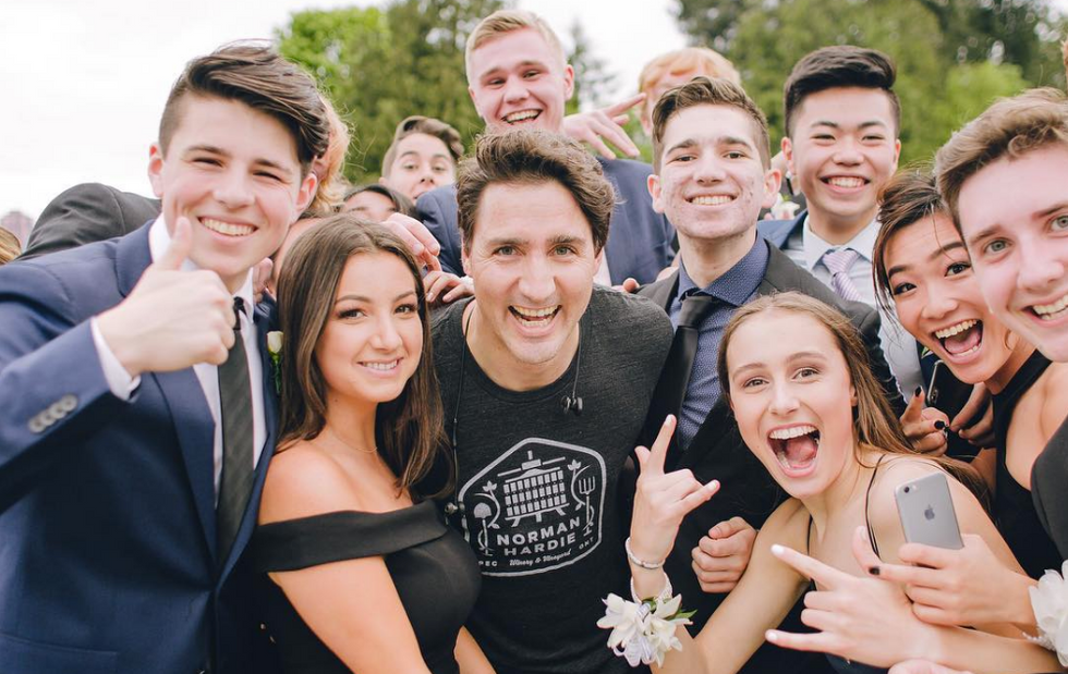 Justin Trudeau Photobombed Some Kids For The Best Prom Photo Ever
