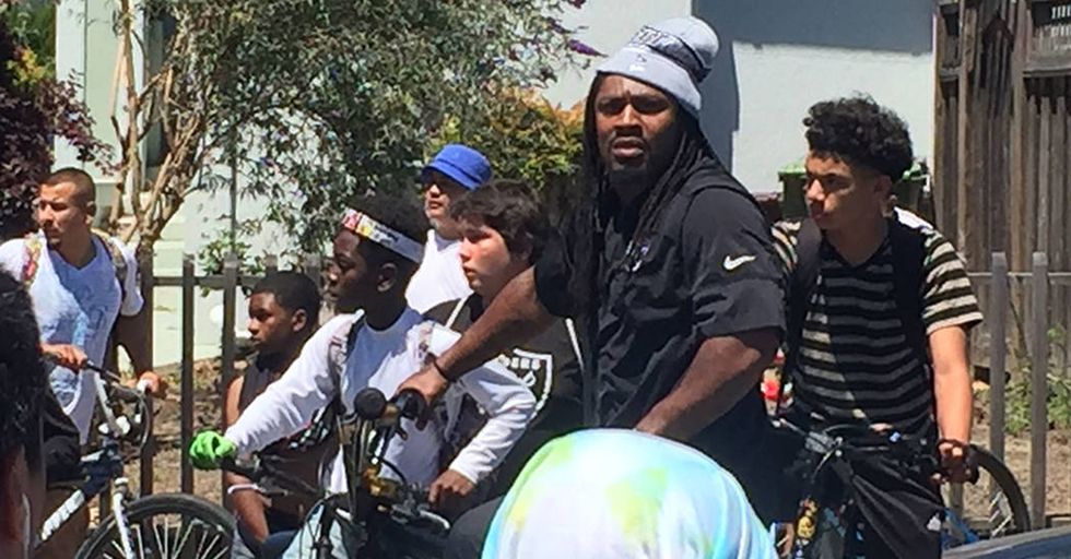 NFL Star Organizes Massive Bike Ride Through Oakland To Celebrate Signing With His Hometown Team