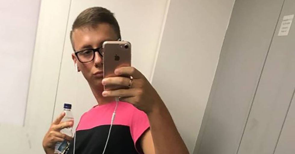Call Center Worker Brilliantly Beats The Heat And The Office Dress Code