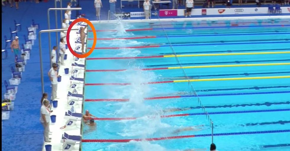 Spanish Swimmer Pays Tribute To The Barcelona Victims With A Moment Of Silence During A Race
