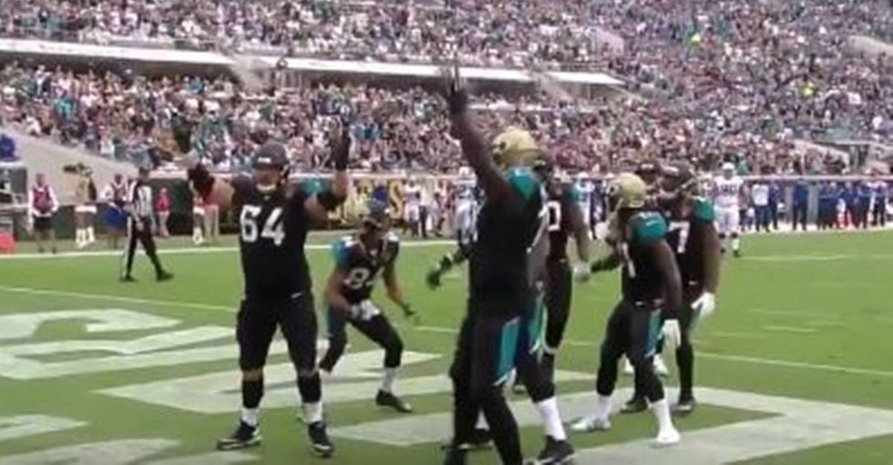 Leonard Fournette Shoots A Free Throw In The Jaguars’ Epic Touchdown Celebration