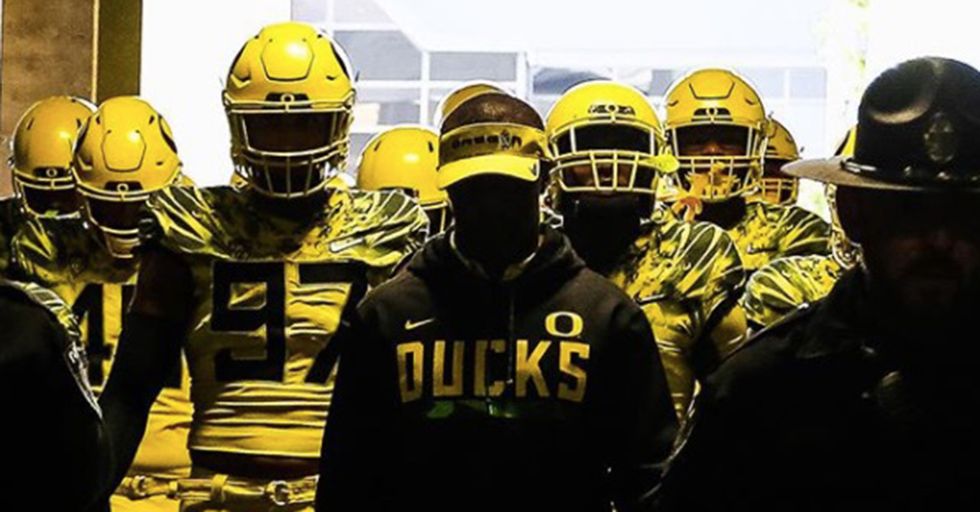 70 Oregon Football Players Banded Together To Keep Their New Coach From Being Fired