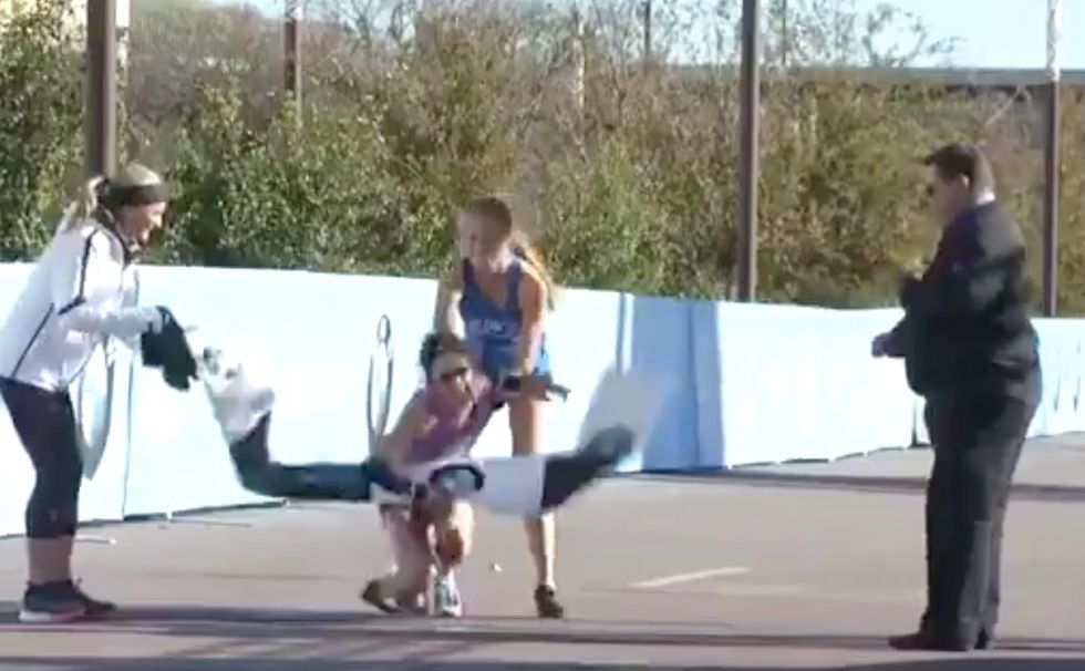 A High School Runner Helped A Struggling Marathoner Cross The Finish Line With This Kind Act