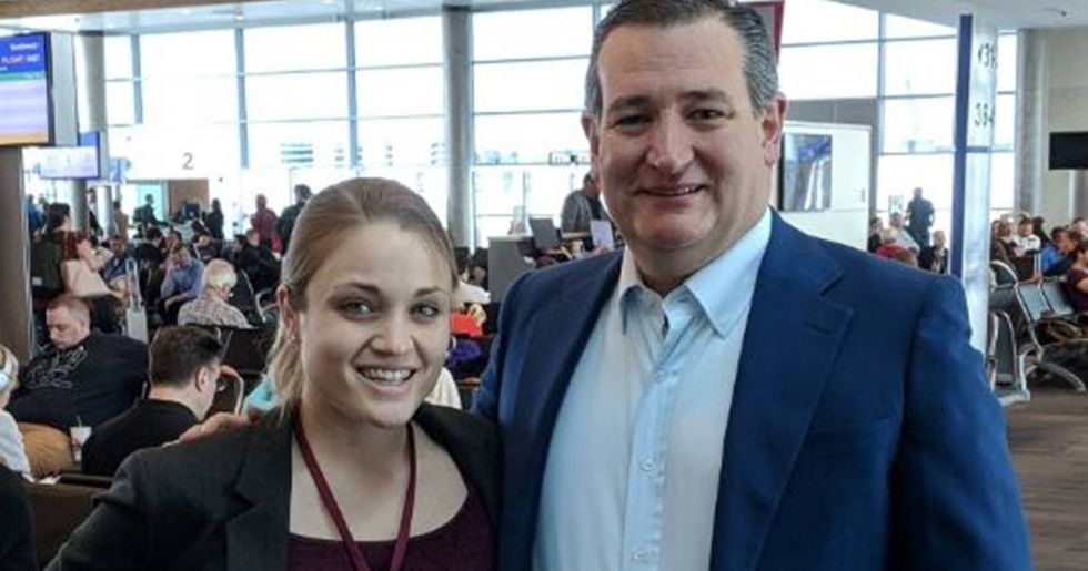 This Beto supporter threw some epic shade at Ted Cruz in the Dallas airport.