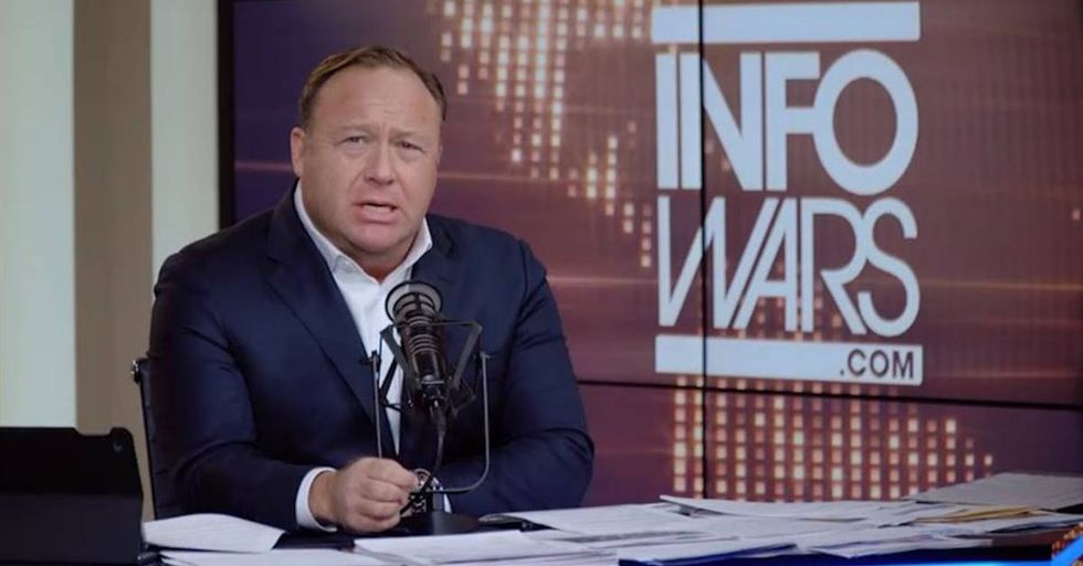 ‘Breitbart News’ And ‘Infowars’ Under FBI Investigation For Ties To Russia