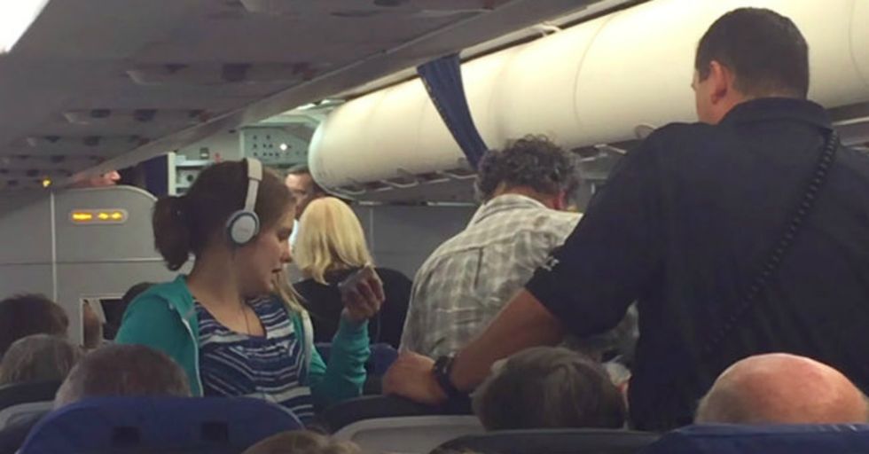 Passengers Shout “Leave Her Alone!” As United Airlines Removes Girl With Autism From Flight