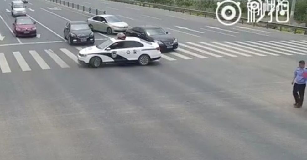 A Policeman Made An Extraordinary Effort To Ensure The Safety Of A Struggling Elderly Pedestrian