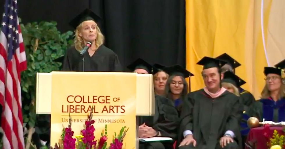 Comedian Surprises Graduation Audience By Giving A Student $5,000 During Her Speech