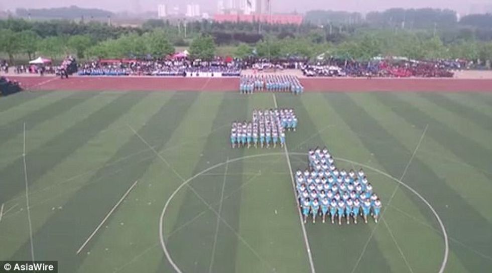 Cheerleaders Perform A Mindblowing ‘Tetris’-Themed Routine