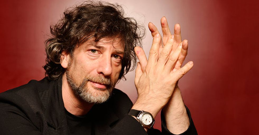 A Famous Author Raised $100,000 For Refugees By Agreeing To Read The Cheesecake Factory Menu Out Loud