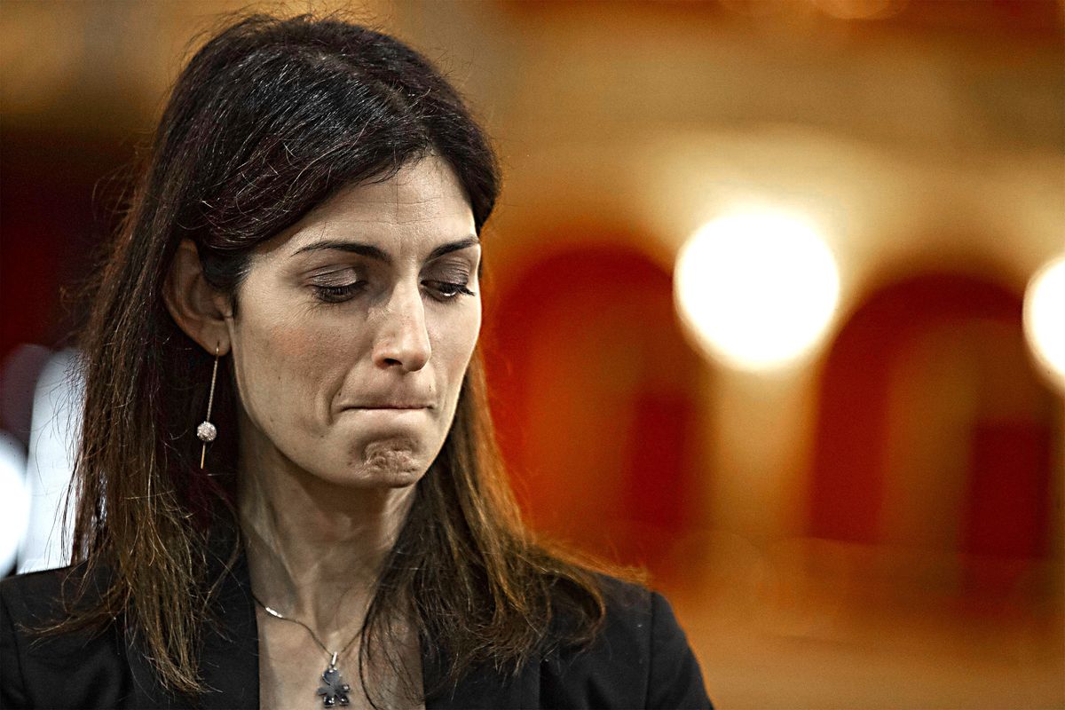La Raggi deve inventarsi piazzista. Monnezza verso Stoccolma o Sofia
