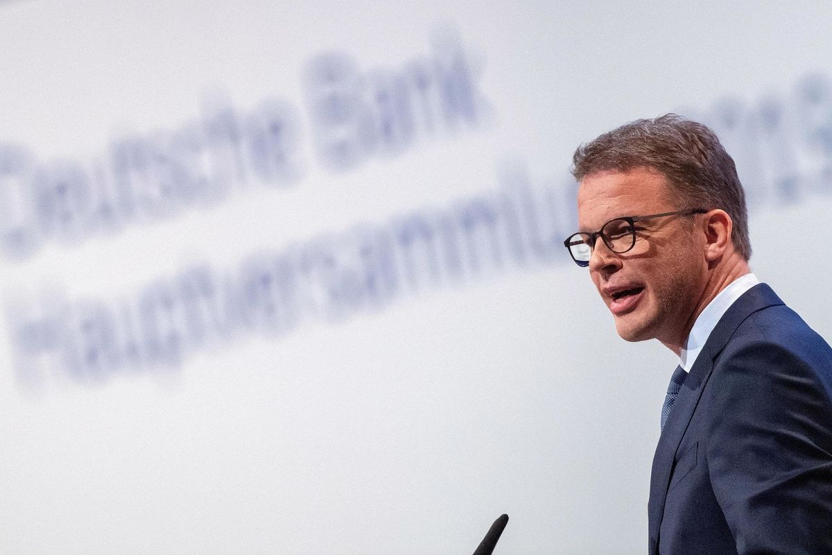 Deutsche bank taglia 18.000 posti e sfila dai conti 288 miliardi di debiti
