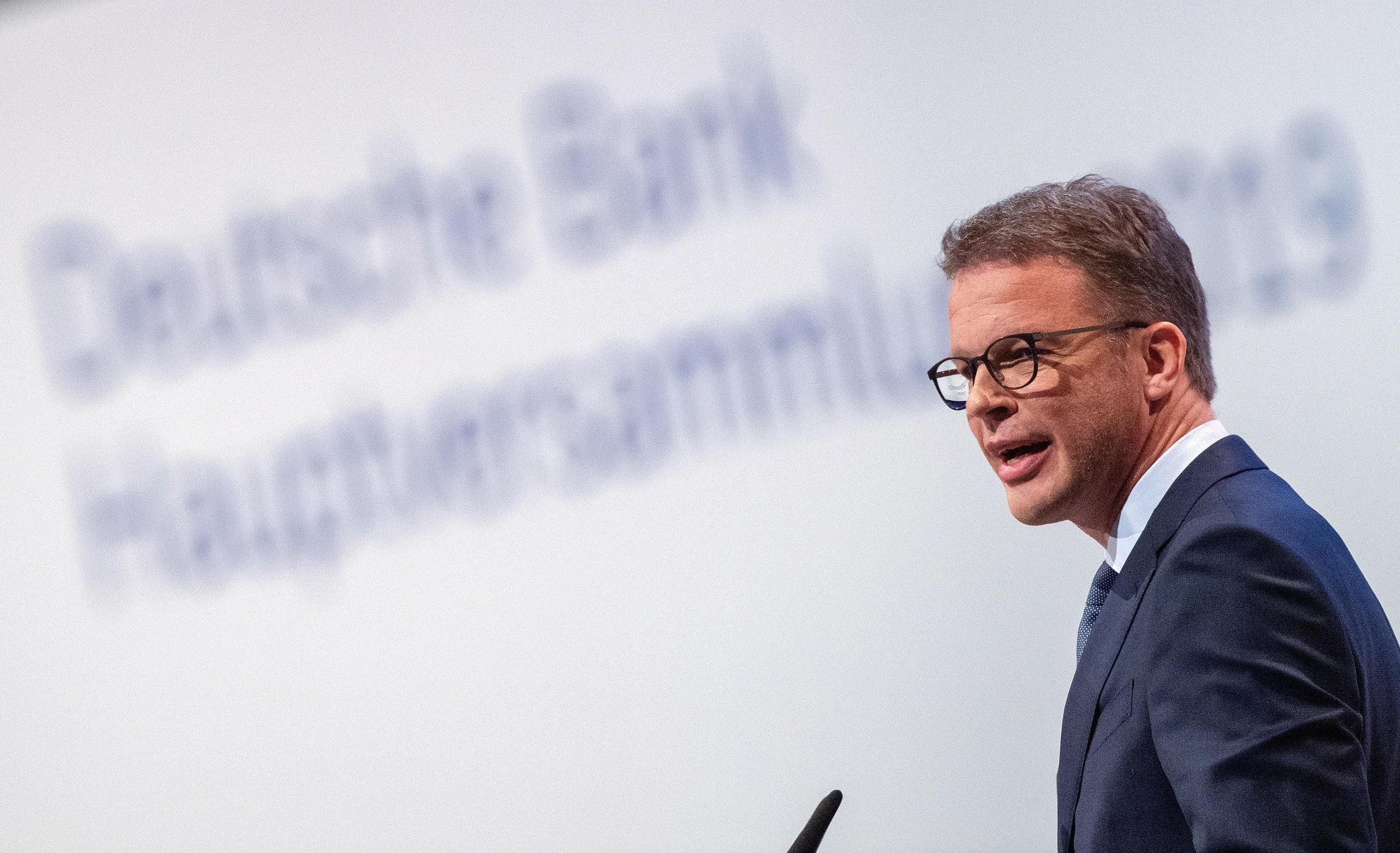 Deutsche bank taglia 18.000 posti e sfila dai conti 288 miliardi di debiti