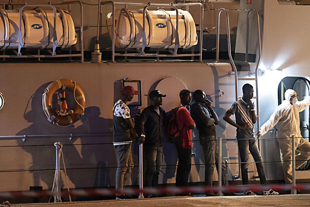 Aprire i porti non è carità. I veri poveri del mondo se ne stanno a casa loro