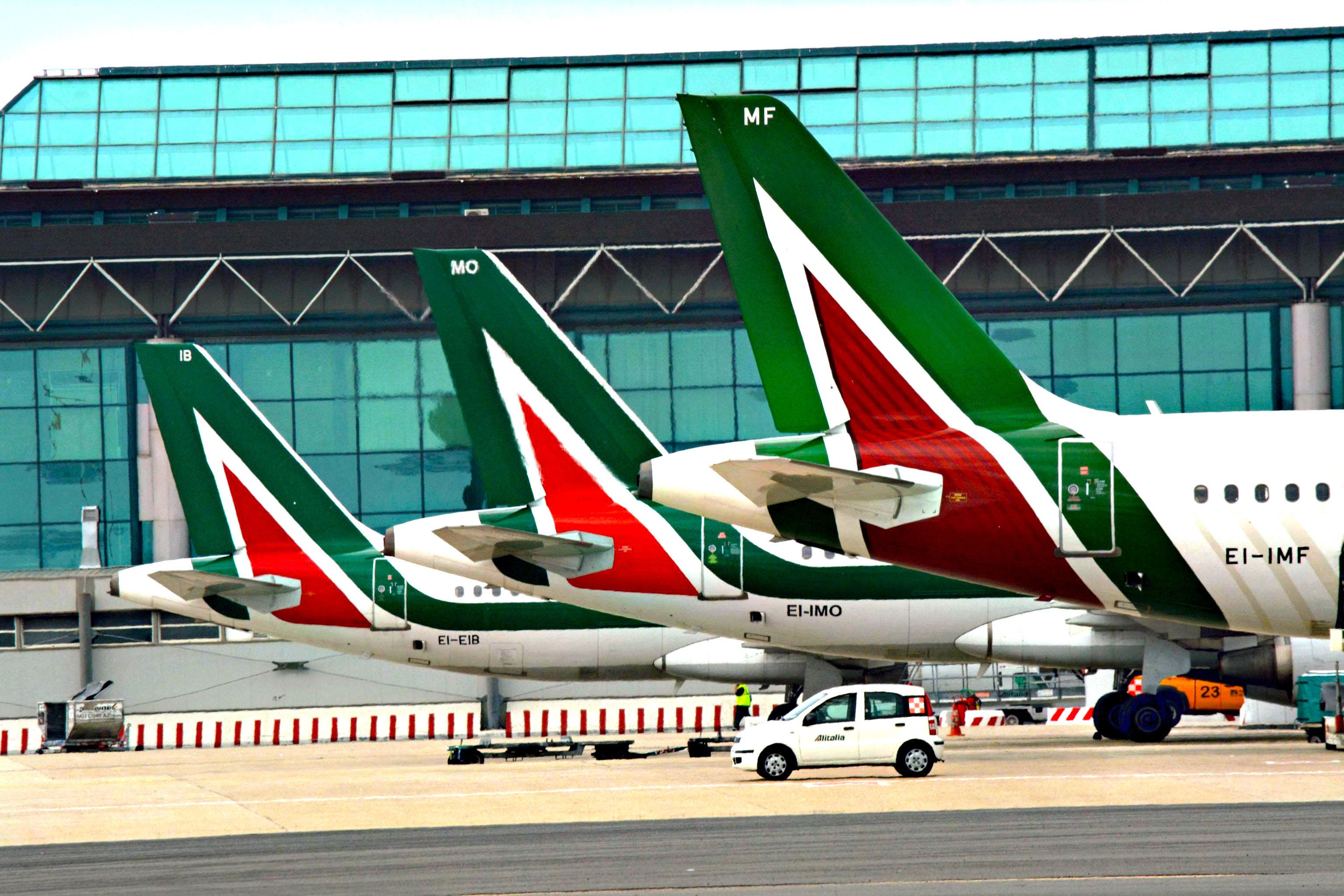 Due botte per Di Maio. Manette al forno dell’Ilva e Alitalia nazionalizzata