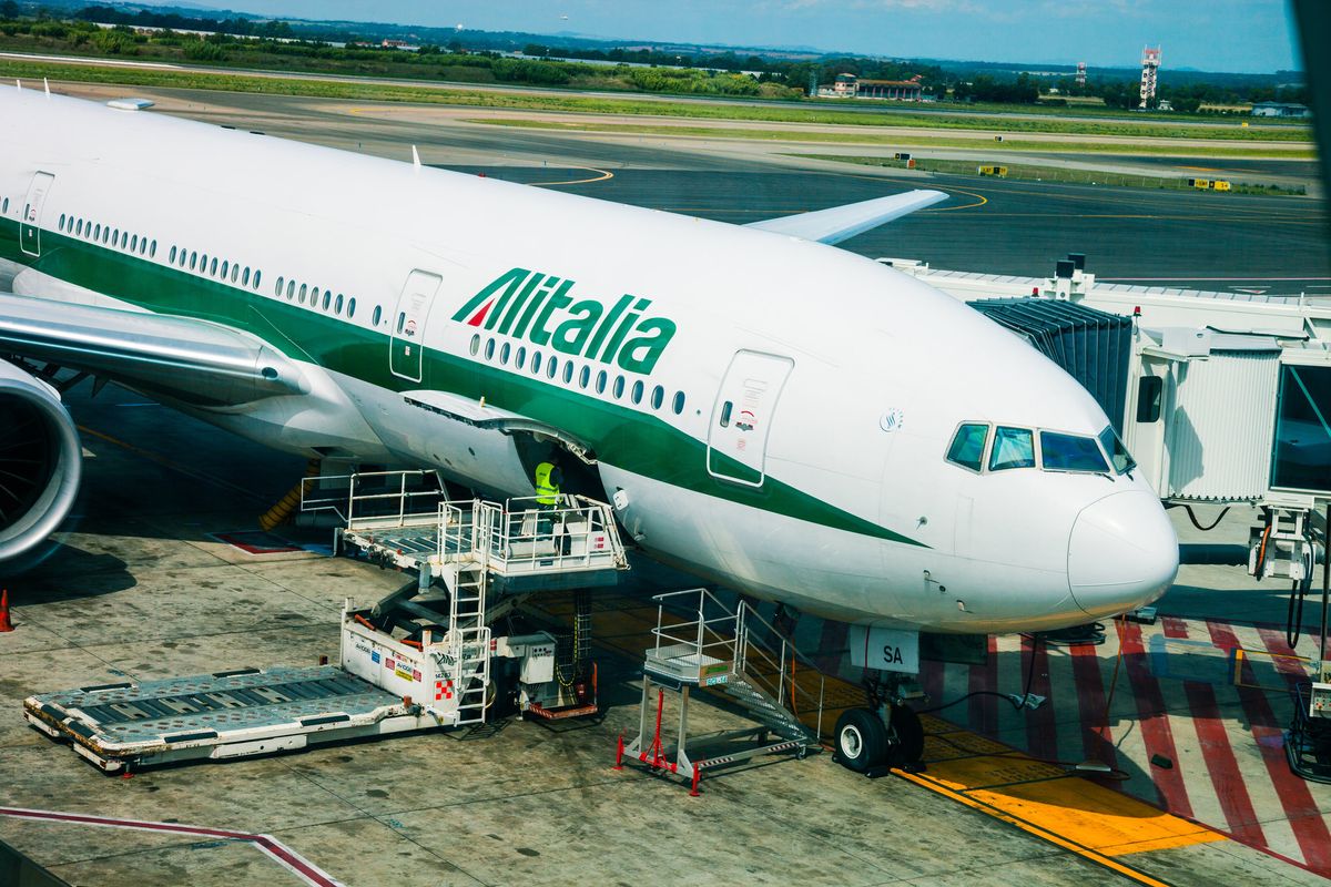 Senza Atlantia si sfila pure Delta e l’Alitalia «pubblica» resta a terra