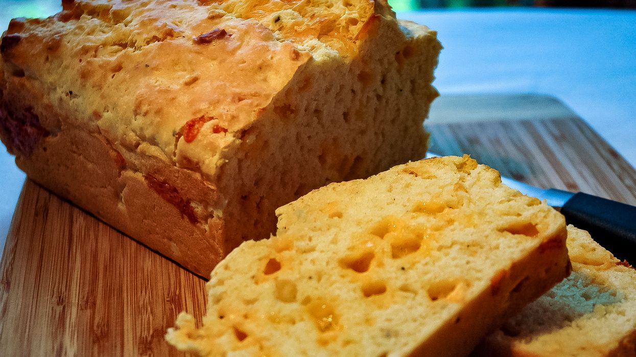 This recipe for making Red Lobster's cheddar biscuits as a loaf is a game changer