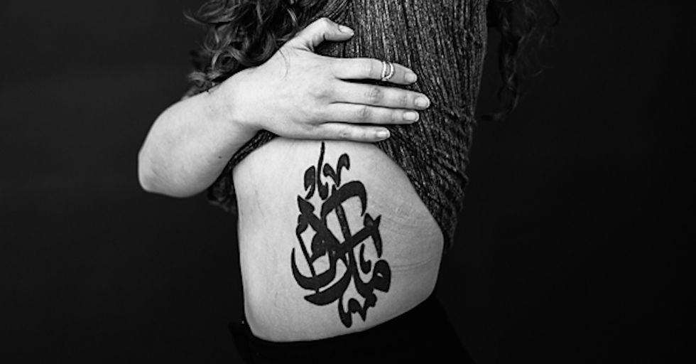 Remarkable Arabic Calligraphy Tattoos Are the Focus of this Photo