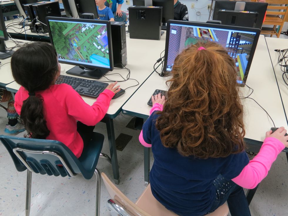 Teaching Your Kid to Read? Let Her Play Minecraft