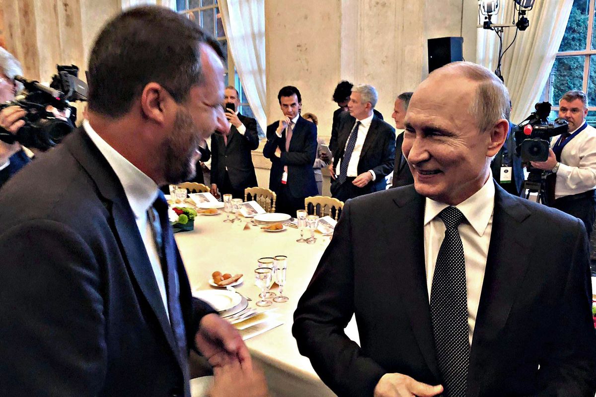 C’è una manina renziana
 dietro la panna montata dei soldi di Putin alla Lega