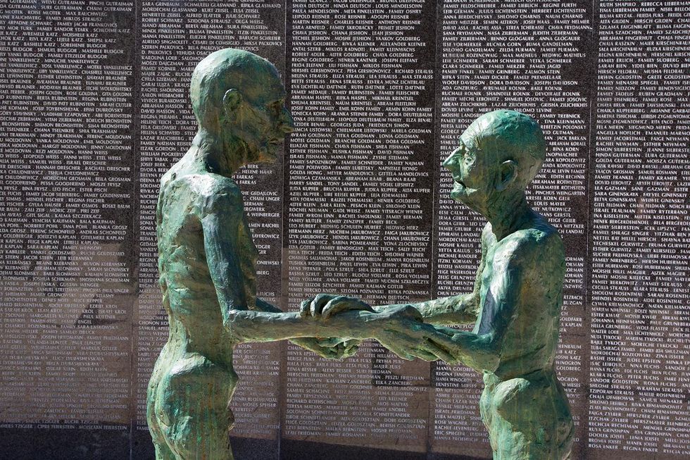 Auschwitz Survivor Eva Mozes Kor Embraces Former Nazi Guard In Extraordinary Show Of Compassion