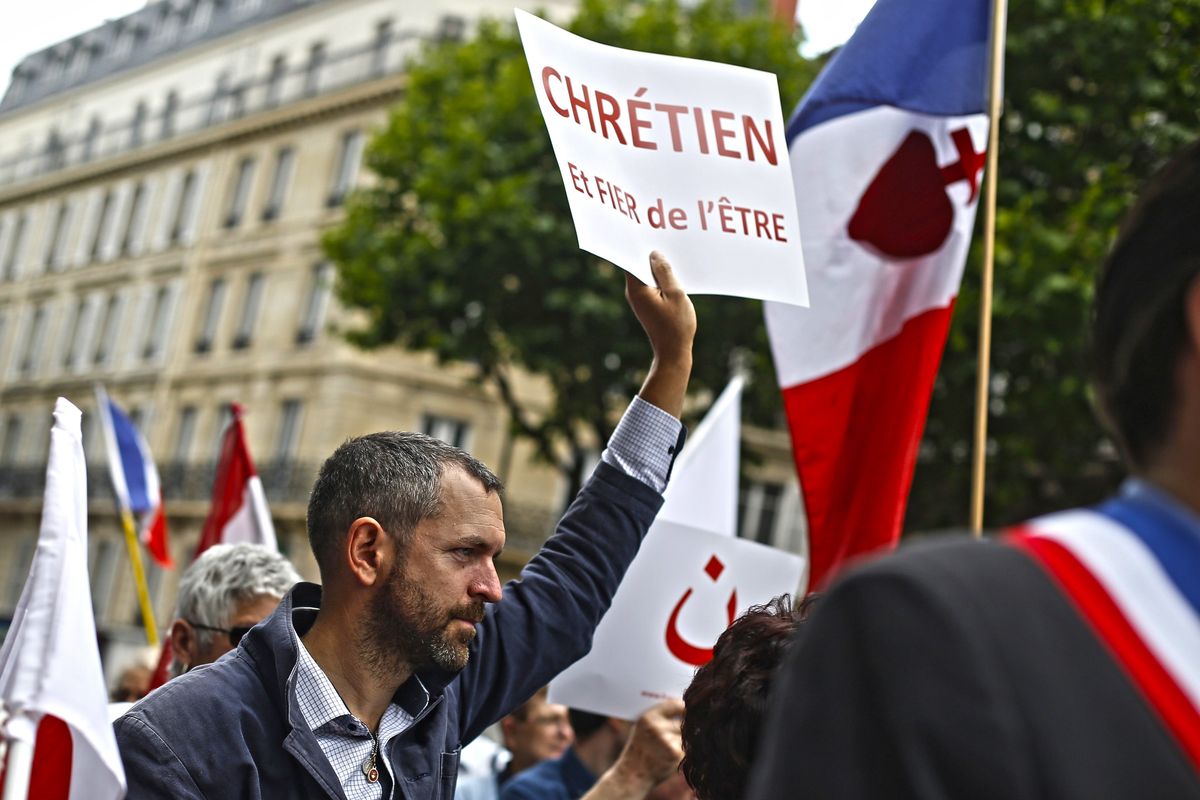 Le ronde cattoliche di veglia e preghiera per difendere le chiese di Francia