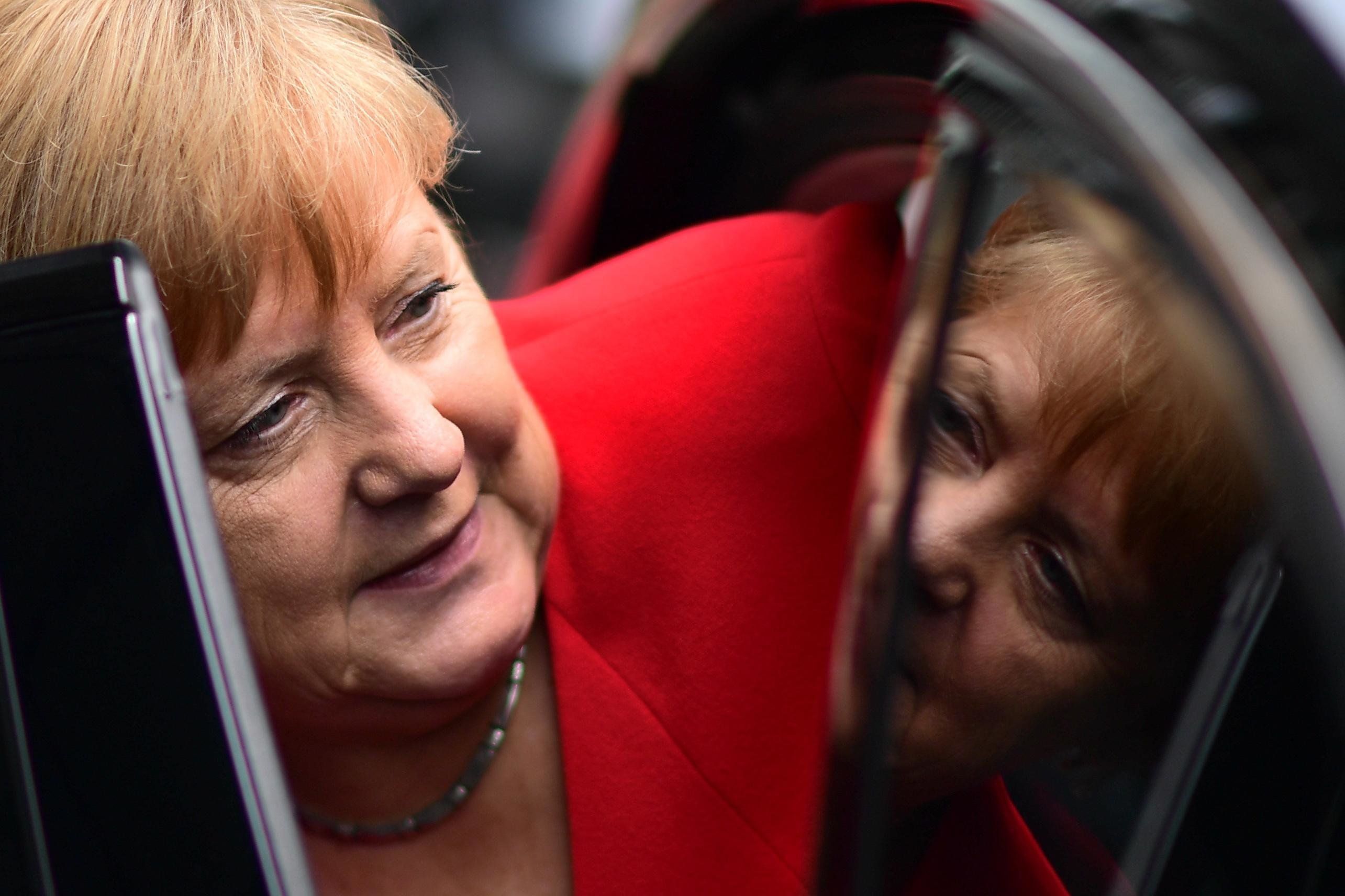 L’Ue demonizza Putin, poi ci fa affari e gli mette in mano  i dati sensibili