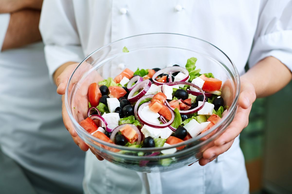 Insalatona. La ciotola piena di tanti cibi nuova tendenza del mangiar sano