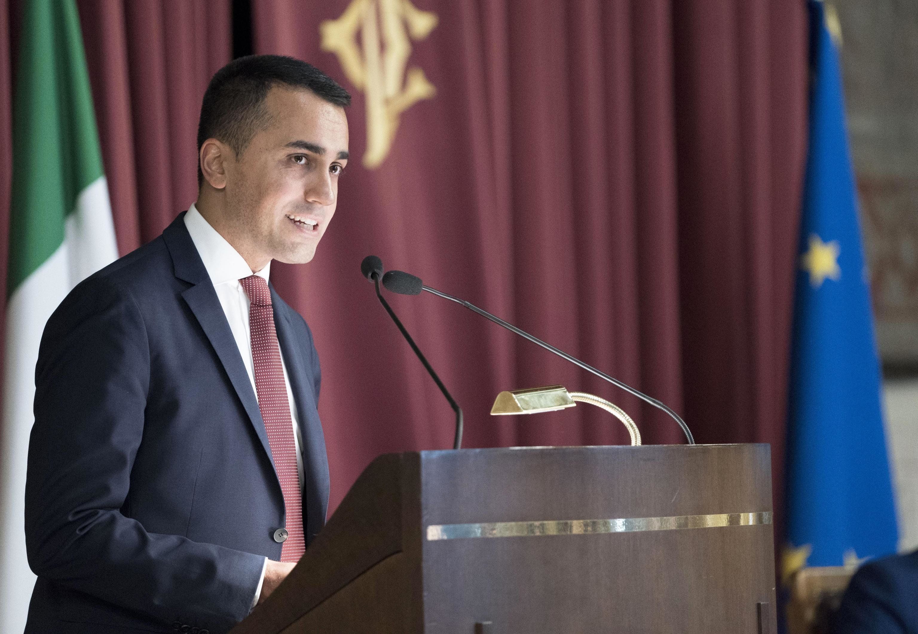 Il M5s va all’assalto del Carroccio e picchia sui russi, per la gioia del Pd