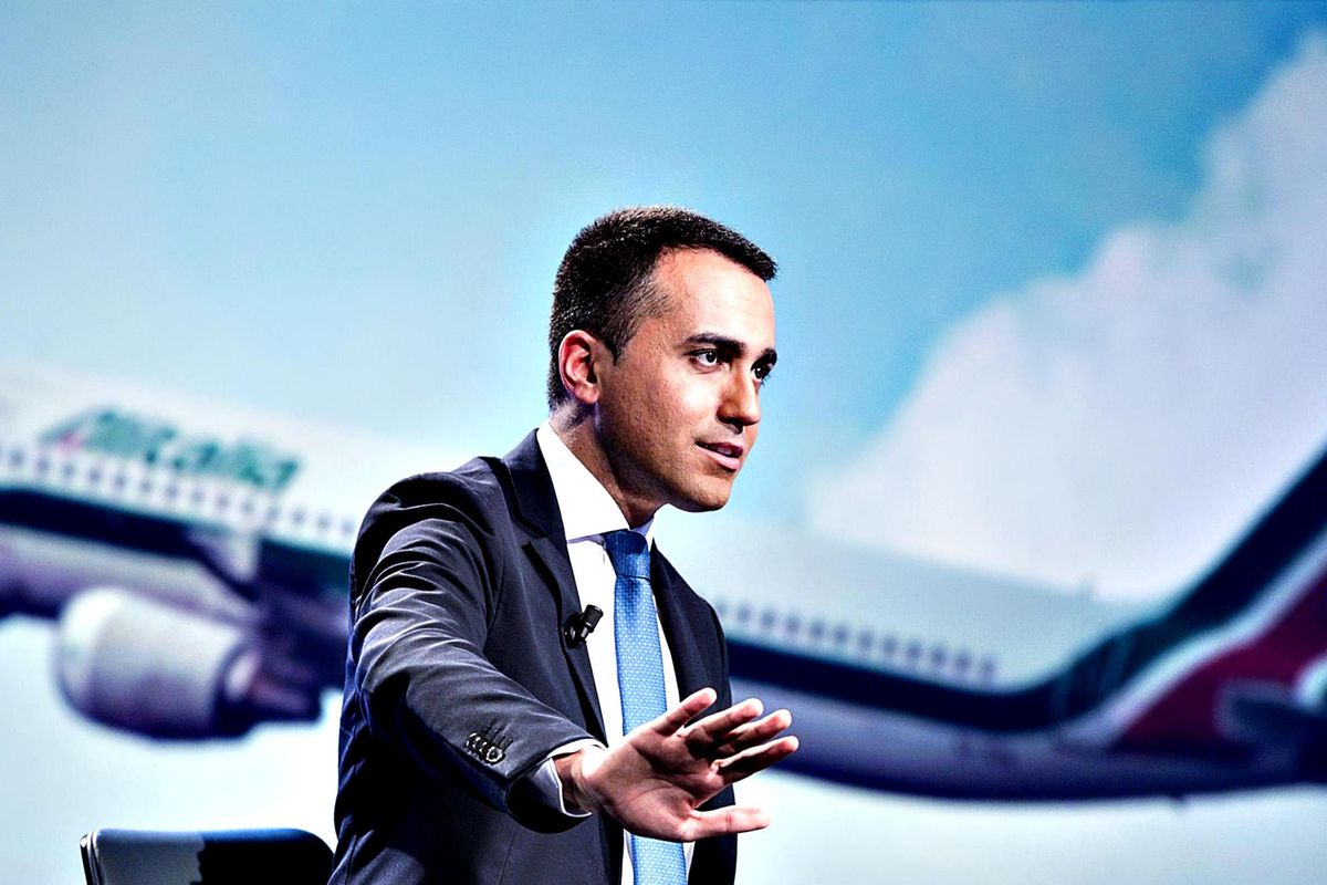 Autostrade alla fine entra in Alitalia e salva la poltrona al ministro Di Maio