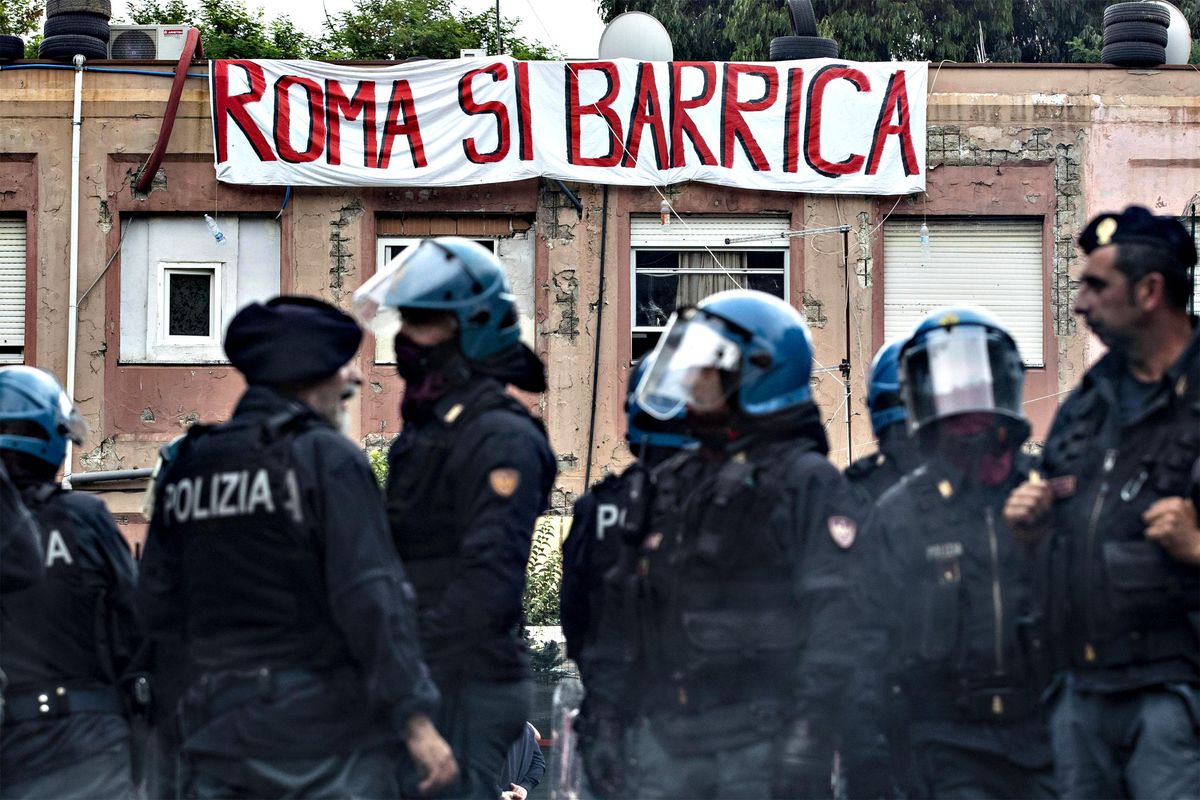 Gli abusivi in guerra contro lo sgombero del palazzo occupato