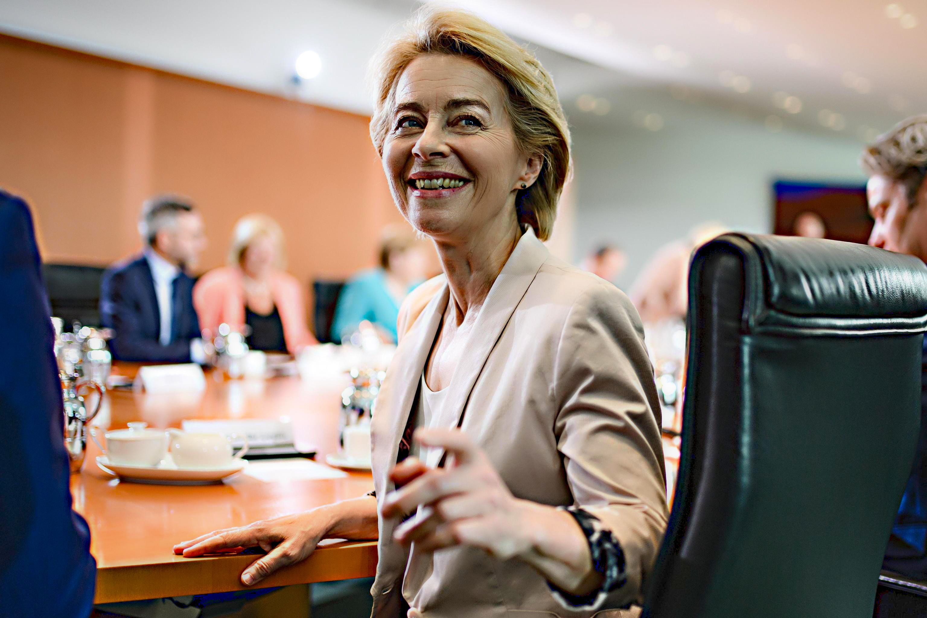 Ursula guidava un esercito armato con mitra di legno