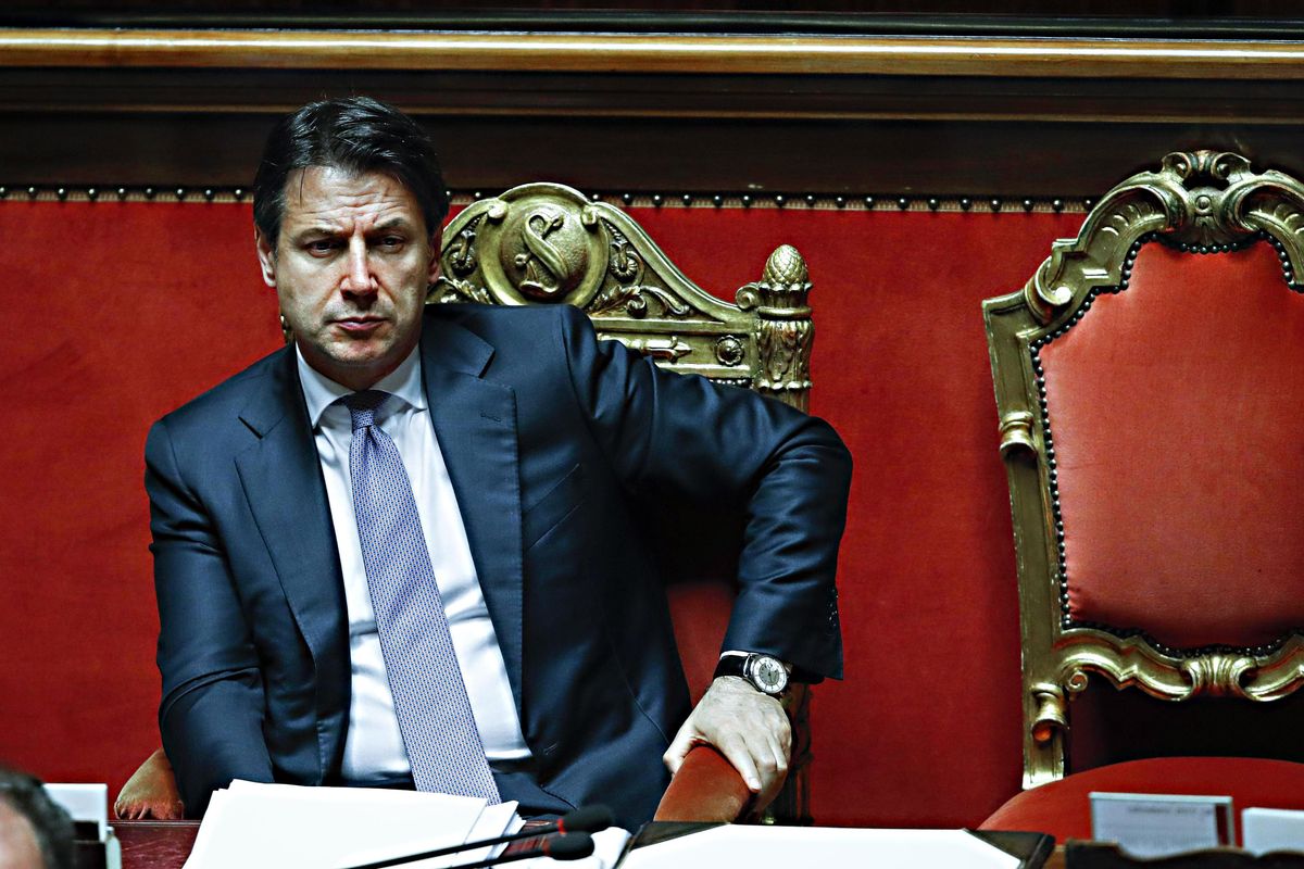 Conte si salva da Salvini ma non dai grillini