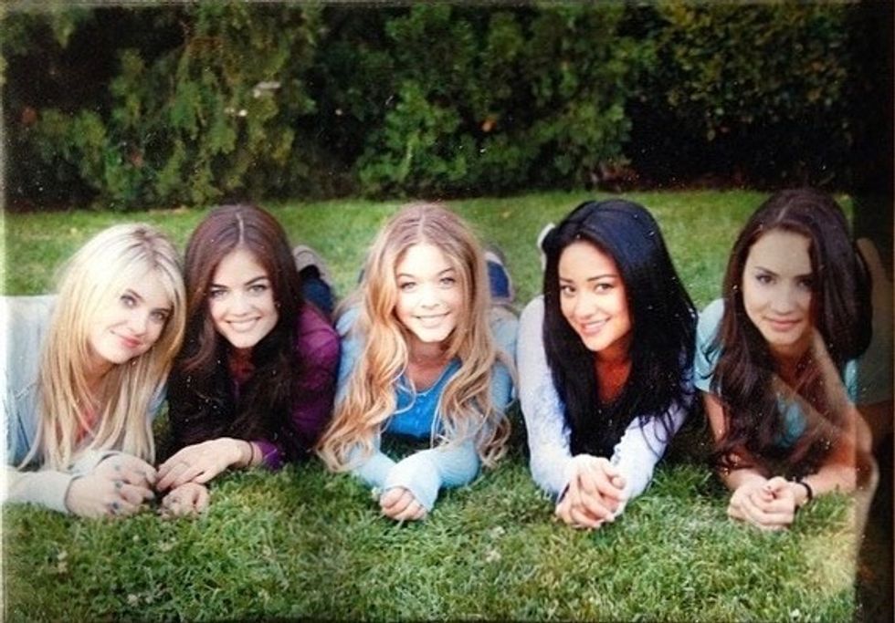 Top 4 Questions I'm Dying To Ask The Cast Of 'Pretty Little Liars'