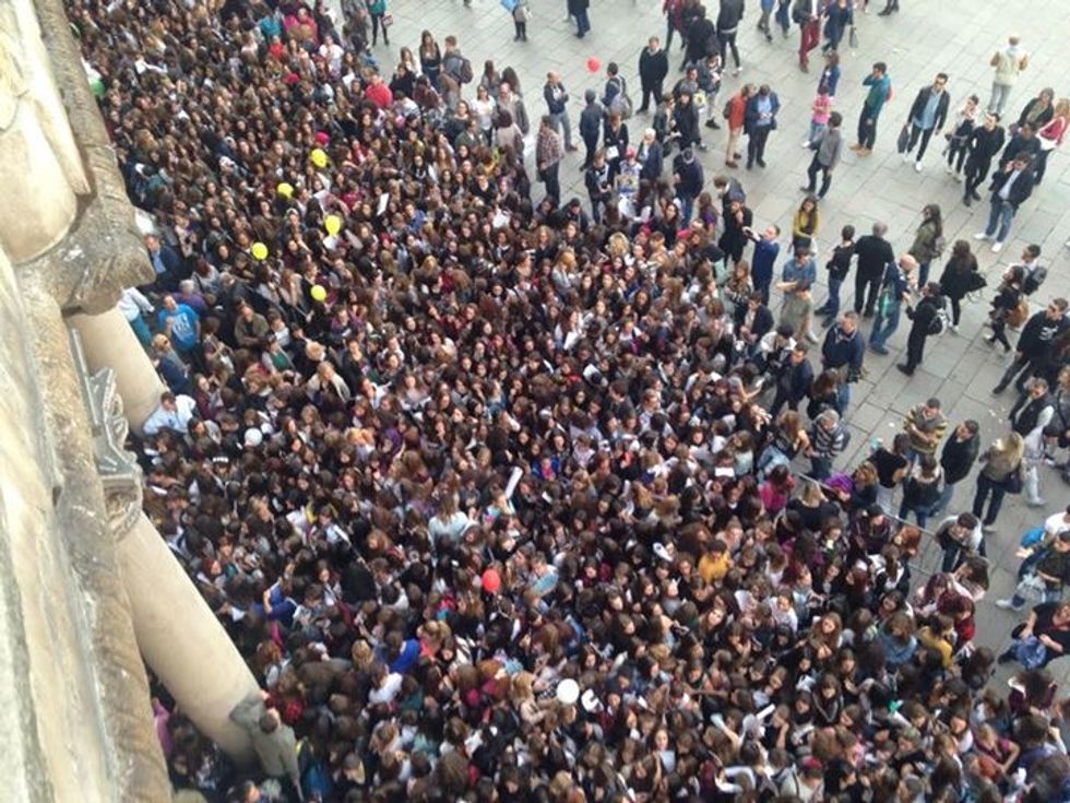 La folla in piazza Duomo a Milano per l'instore di Benji & Fede