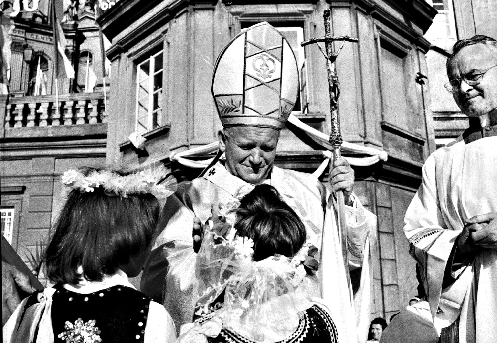 Wojtyla «tradito». Gli studenti scrivono al capo dell’istituto