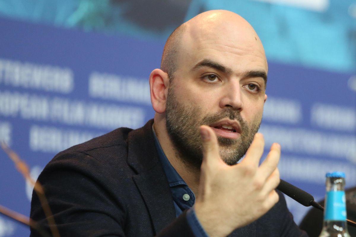 Saviano va in ansia per gli immigrati. Raggi approfitta per sferzare Salvini