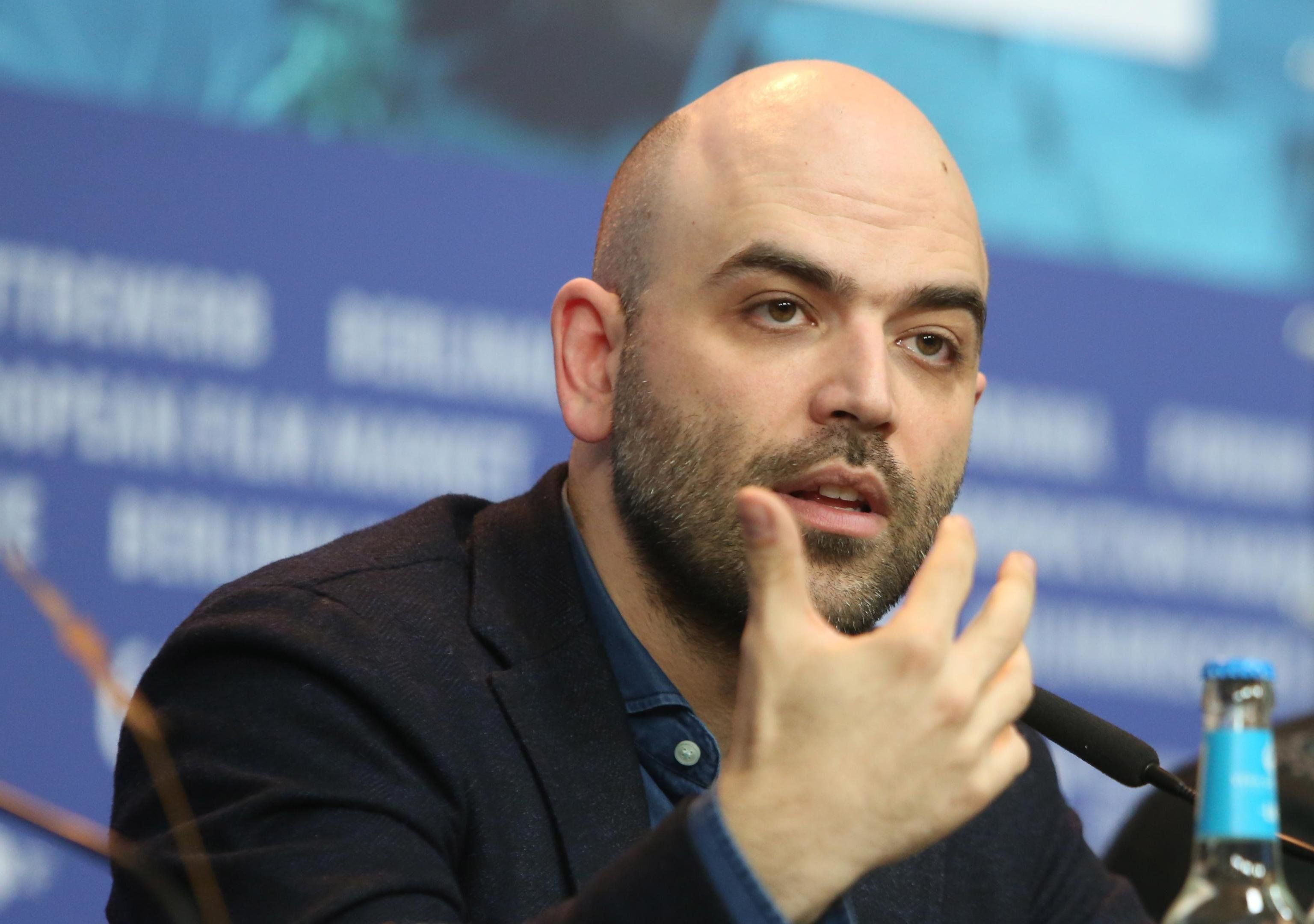 Saviano va in ansia per gli immigrati. Raggi approfitta per sferzare Salvini
