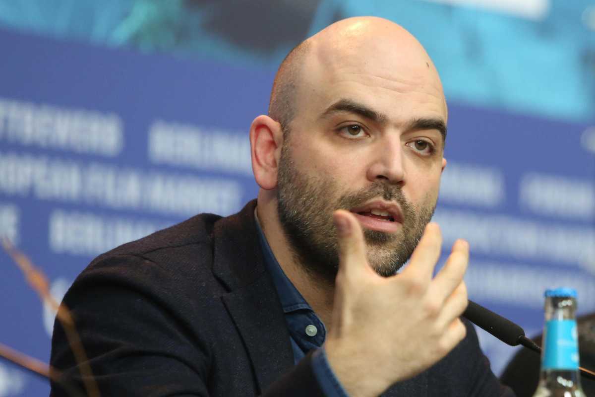 Saviano va in ansia per gli immigrati. Raggi approfitta per sferzare Salvini