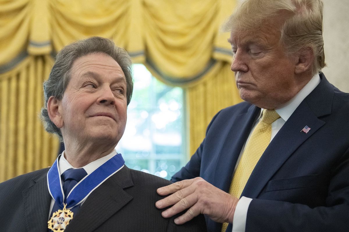 Arthur Laffer: «Fate partire subito la flat tax e liberatevi da quest’Europa»