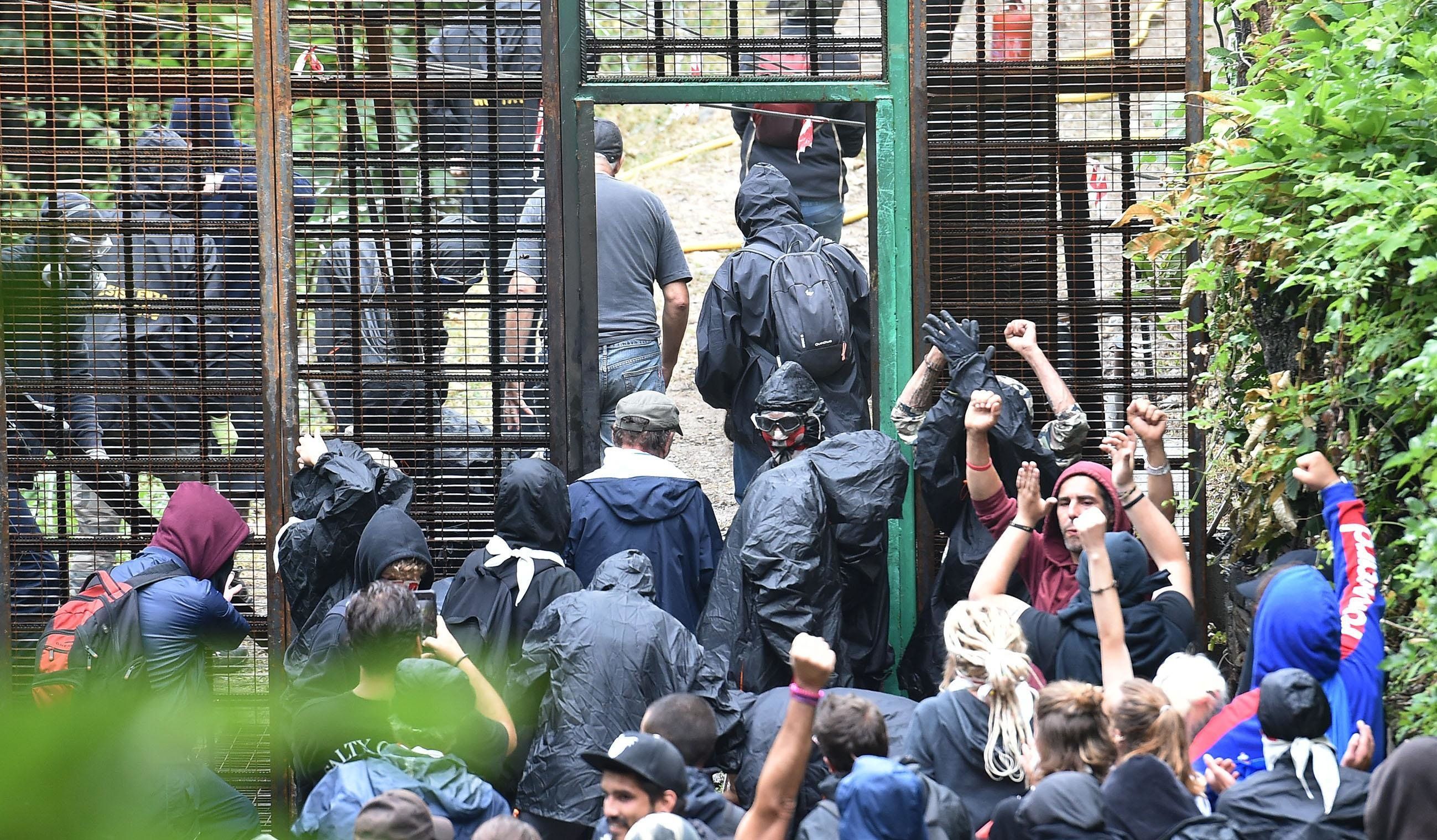 La guerriglia dei No Tav imbarazza i grillini