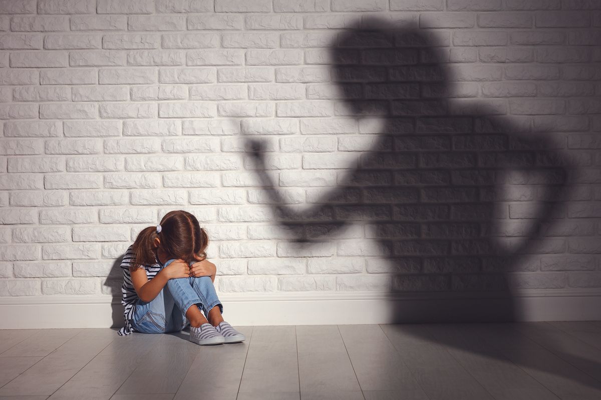 È bendato
 chi non vede il dramma dei piccoli