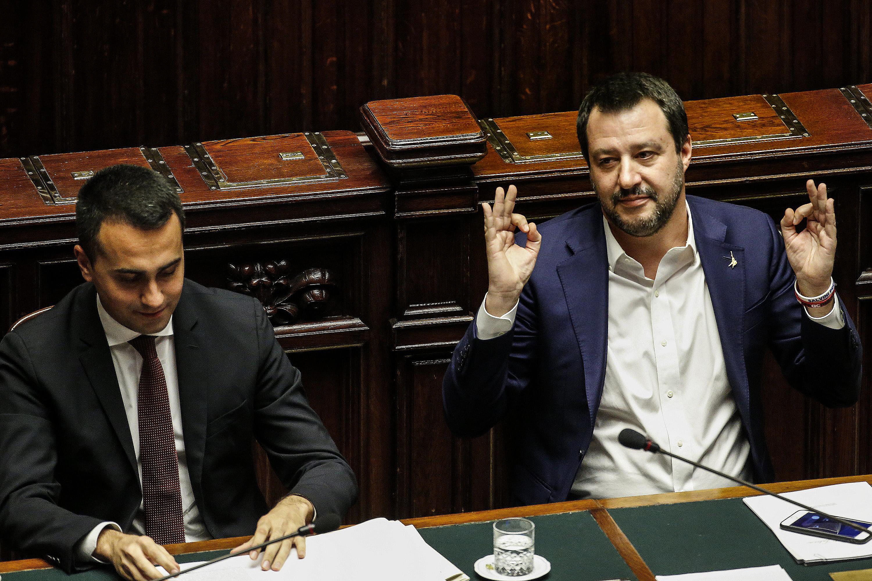 È crisi, Salvini vuol votare in ottobre