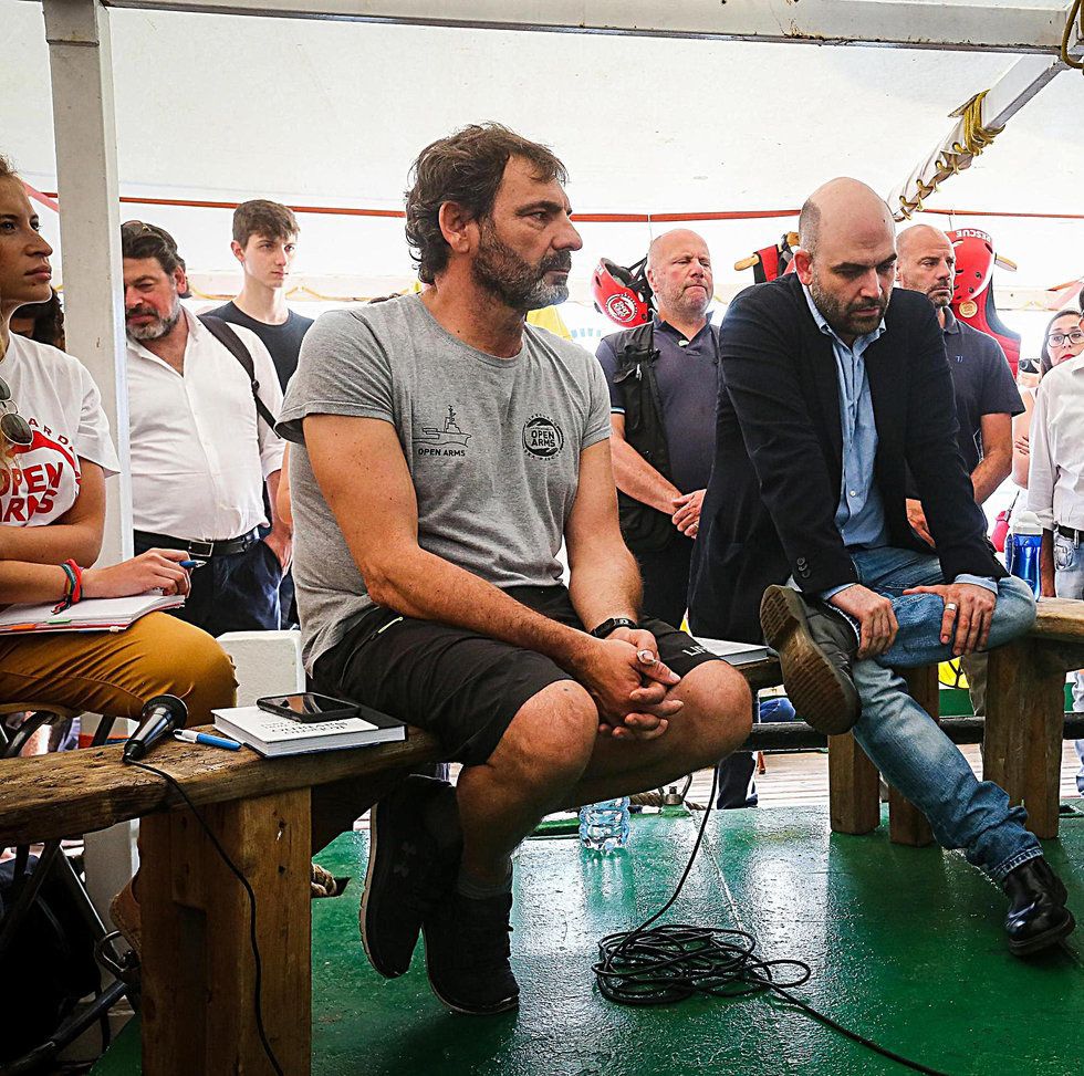 Mani tese pro sbarchi. Buffonata di Saviano per riempire di selfie l’estate dei Vip