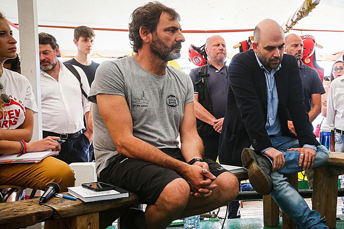 Mani tese pro sbarchi. Buffonata di Saviano per riempire di selfie l’estate dei Vip