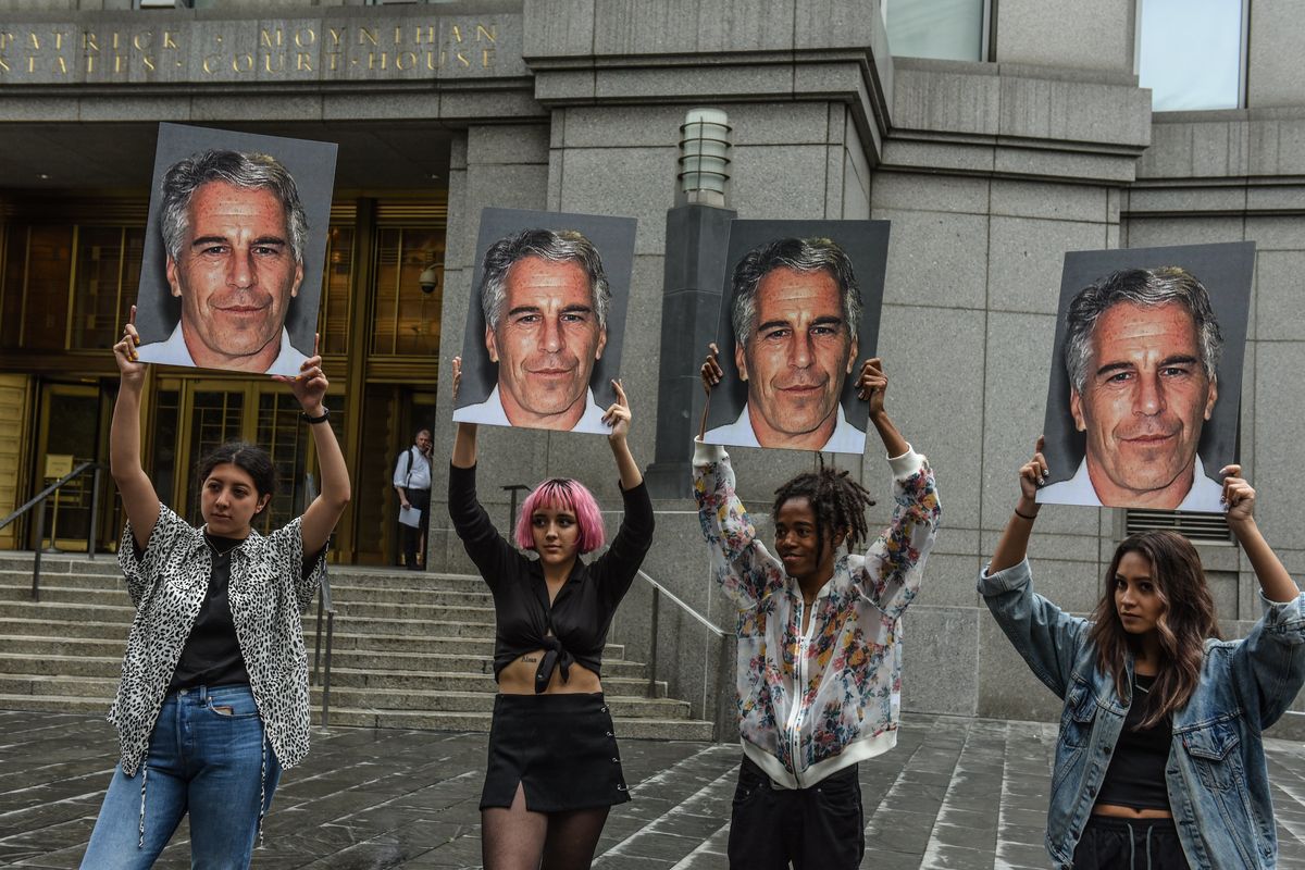 Lo strano suicidio di Jeffrey Epstein, ricchissimo e folle re delle molestie