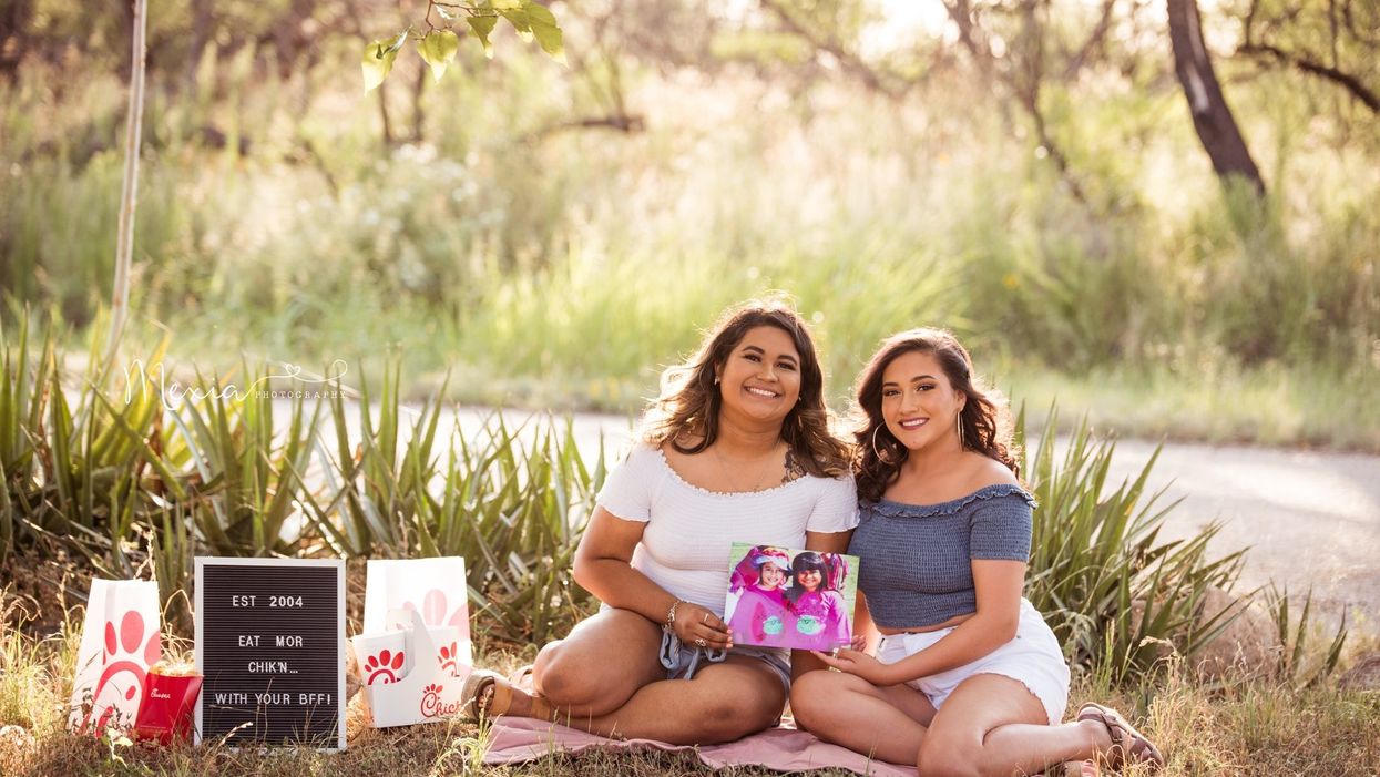 This Texas photographer offered 'BFF' photo sessions, and the pictures are total friendship goals