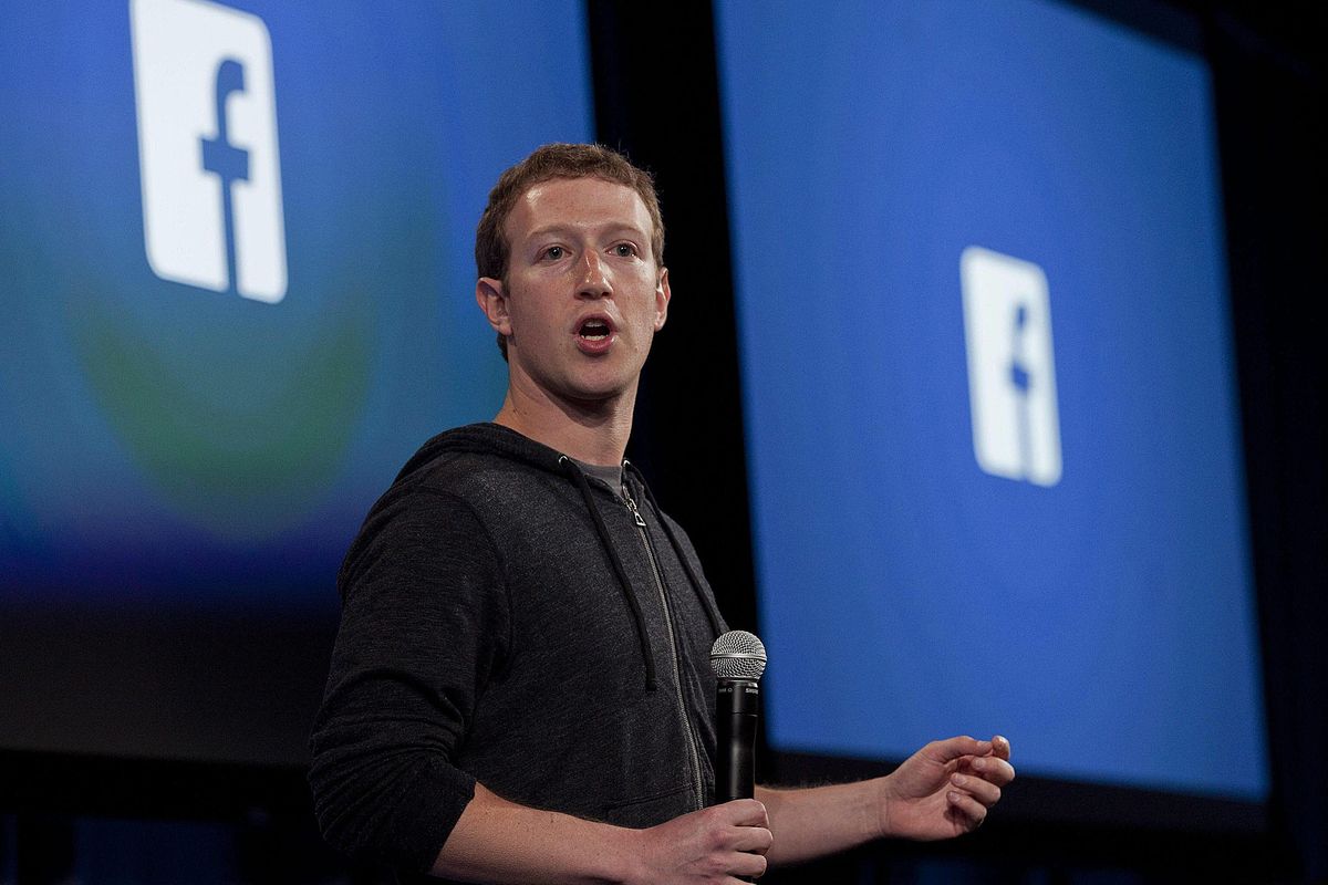 Bloomberg rivela: Facebook ascolta e trascrive le chat dei suoi utenti